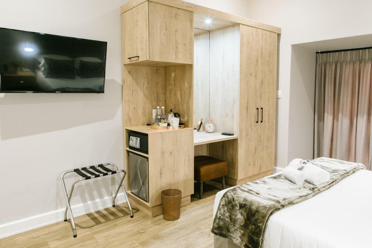 30 On Whites Guesthouse Блоемфонтейн Екстериор снимка