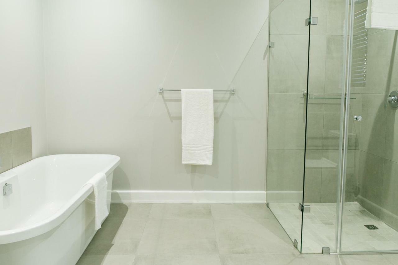 30 On Whites Guesthouse Блоемфонтейн Екстериор снимка